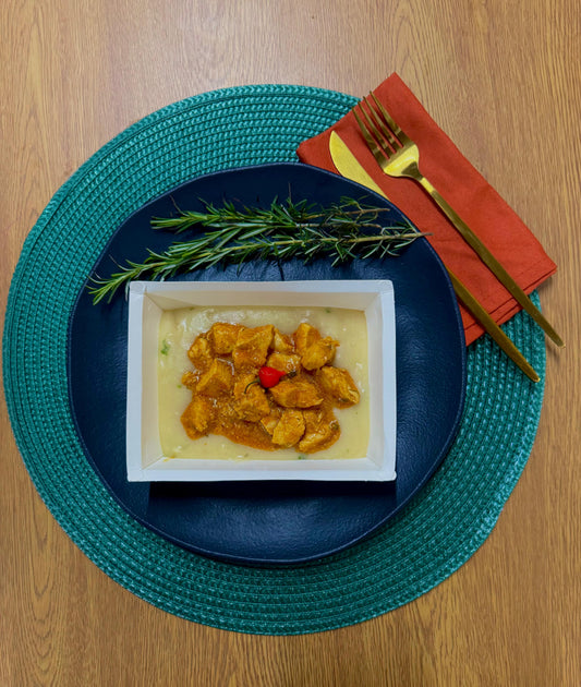 Frango em cubinhos ao molho sugo + purê de mandioca - LC
