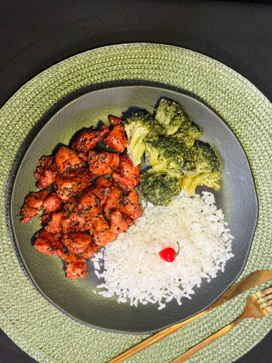 Frango em cubinhos oriental + arroz branco + brócolis