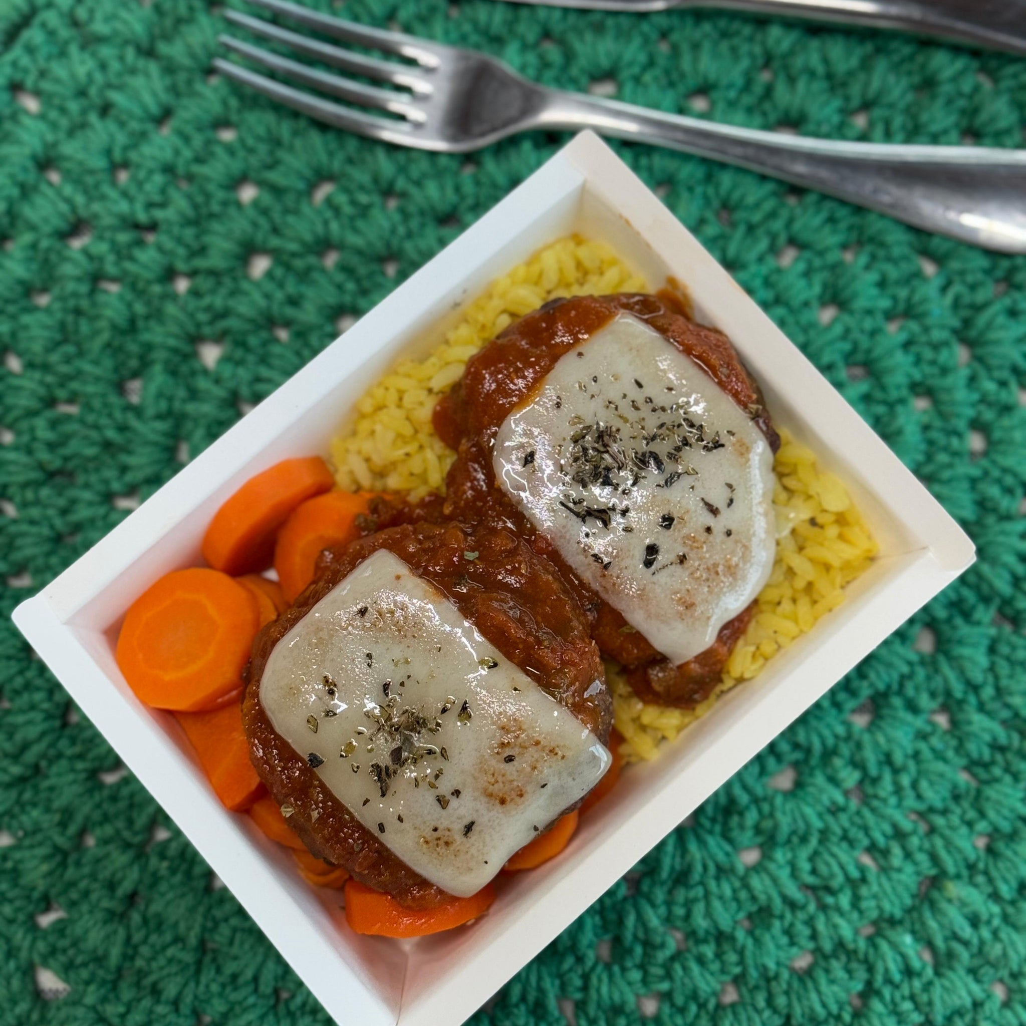 Hambúrguer à parmegiana + arroz + cenoura em rodelas