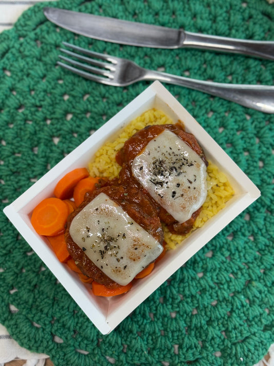 Hambúrguer à parmegiana + arroz + cenoura em rodelas