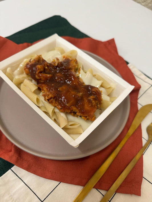 Macarrão ao Molho Branco com Sobrecoxa Assada com Barbecue