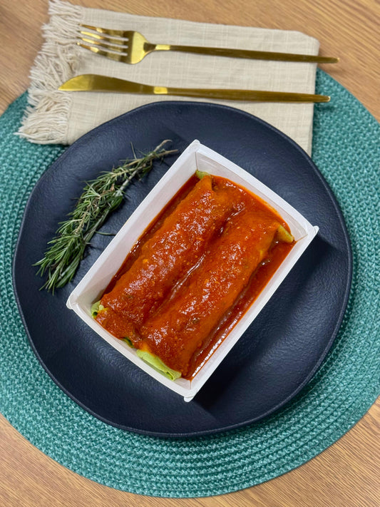 Panqueca de espinafre + frango desfiado + molho ao sugo