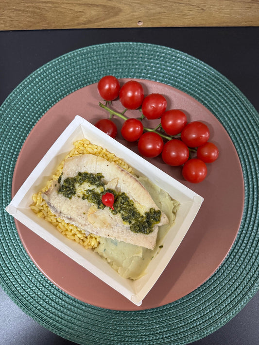 Peixe Merluza assado com molho de ervas + arroz integral + purê de batata doce