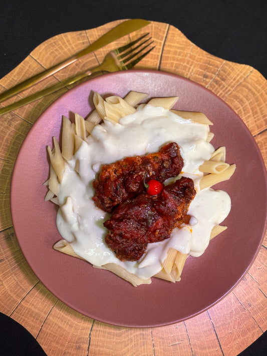 Penne com creme de queijo + sobrecoxa assada com barbecue