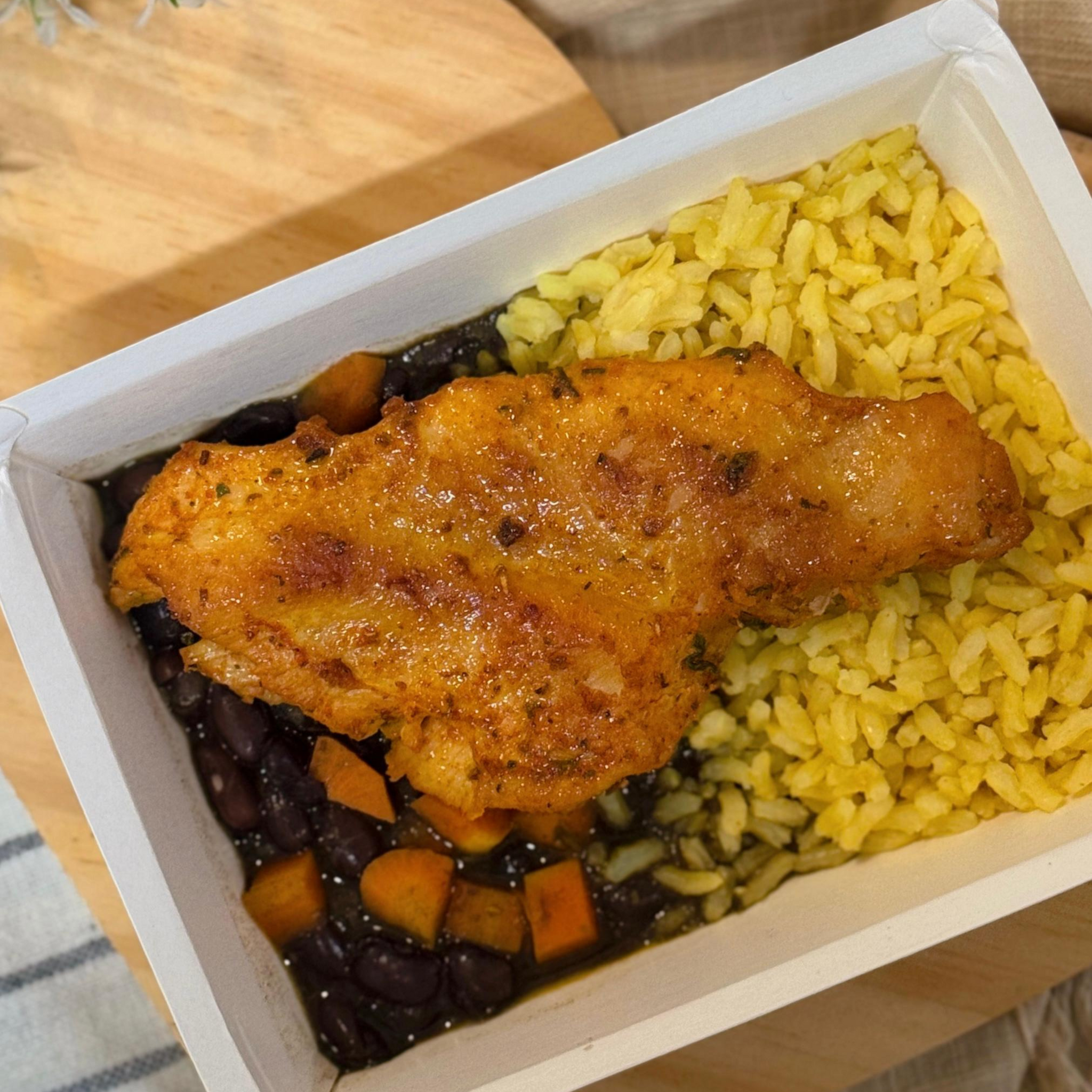 Filé de Frango + Arroz + Feijão Preto com Cenoura