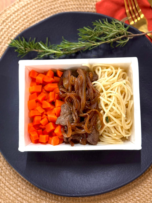 Patinho em cubinhos grelhados com cebola + Spaguete ao alho + cenoura